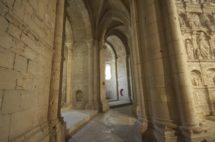 Deambulatorio de la girola de la iglesia de Poblet